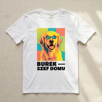 Pop-artowy portret psa na białej koszulce, hasło Burek szef domu
